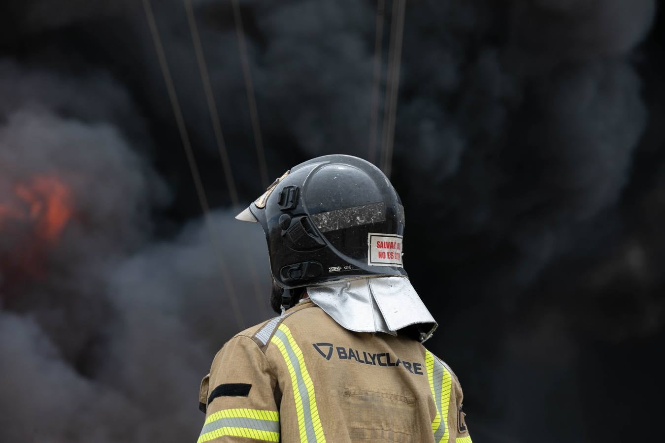 En imágenes, el incendio del patio de una nave industrial en Dos Hermanas