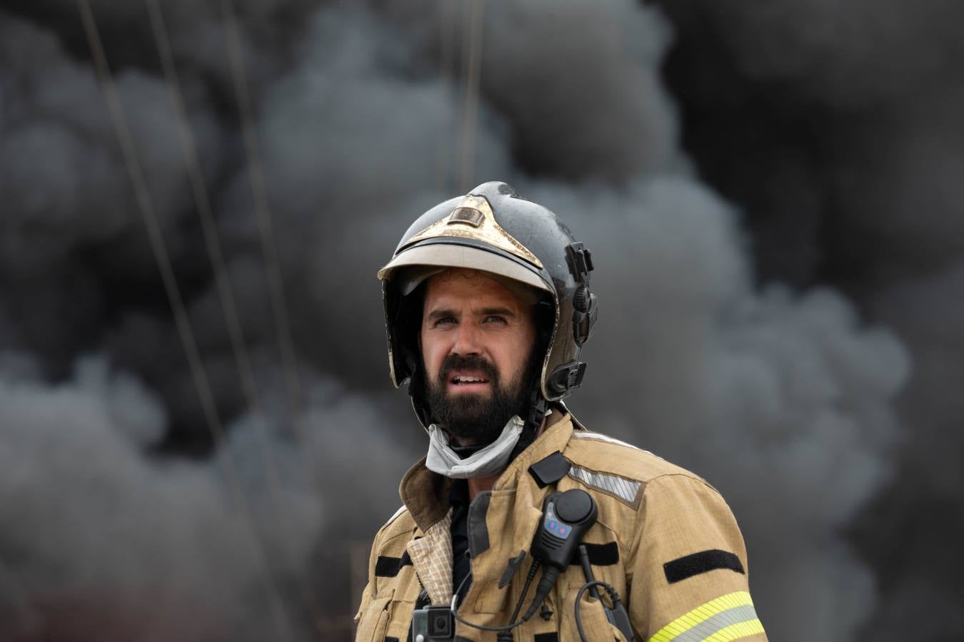 En imágenes, el incendio del patio de una nave industrial en Dos Hermanas