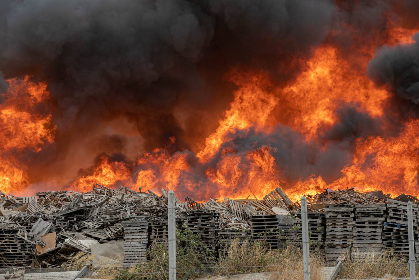 En imágenes, el incendio del patio de una nave industrial en Dos Hermanas