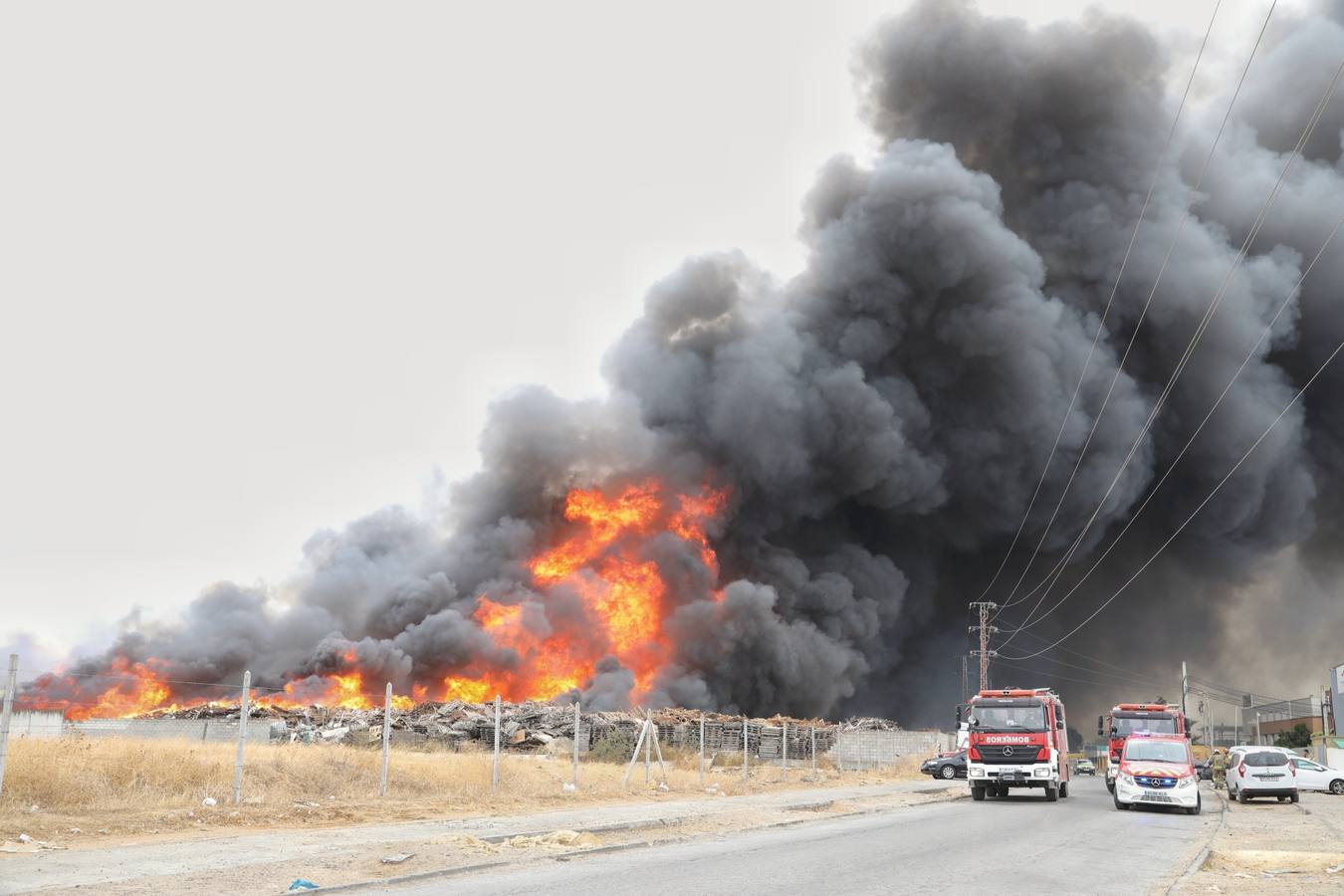 En imágenes, el incendio del patio de una nave industrial en Dos Hermanas