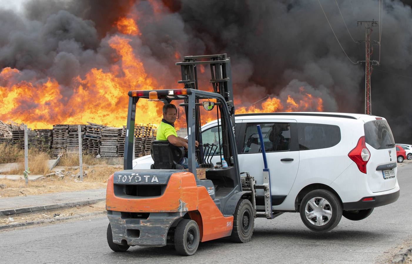 En imágenes, el incendio del patio de una nave industrial en Dos Hermanas