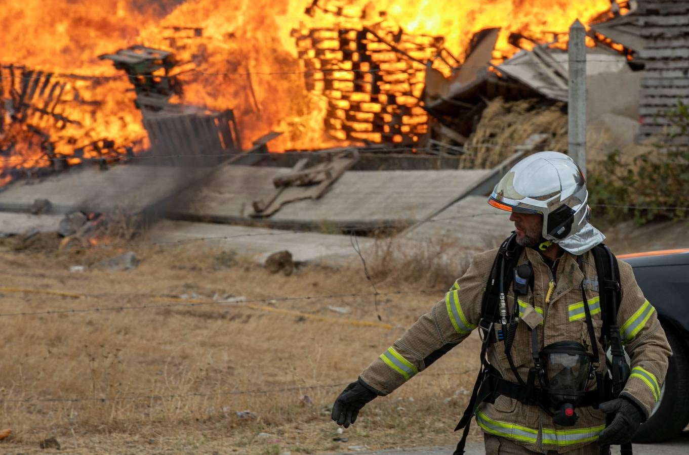 En imágenes, el incendio del patio de una nave industrial en Dos Hermanas