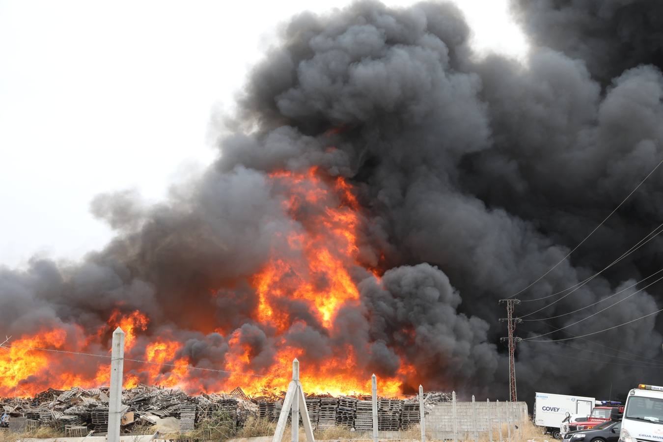 En imágenes, el incendio del patio de una nave industrial en Dos Hermanas