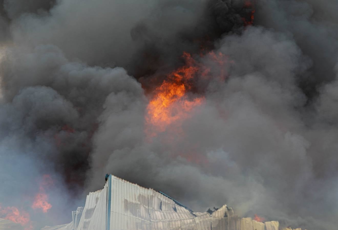 En imágenes, el incendio del patio de una nave industrial en Dos Hermanas