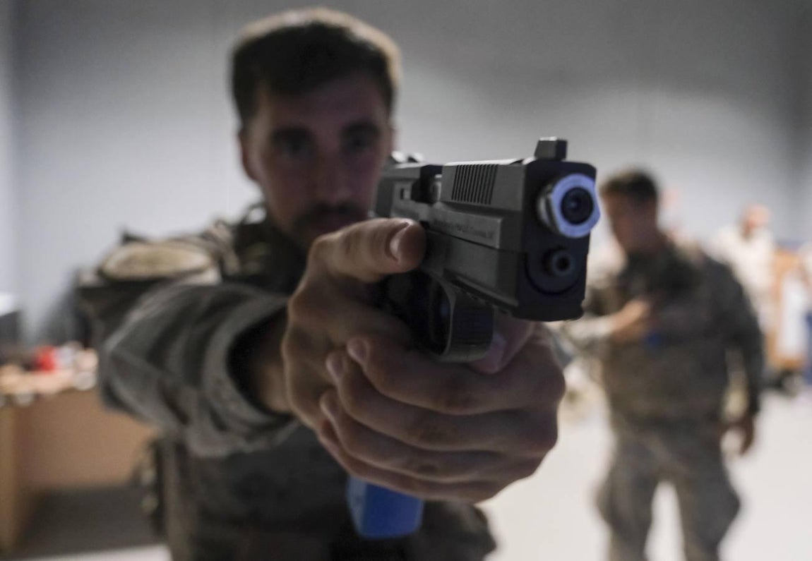 Fotos: galería y simulador de tiro del Tercio de Armada