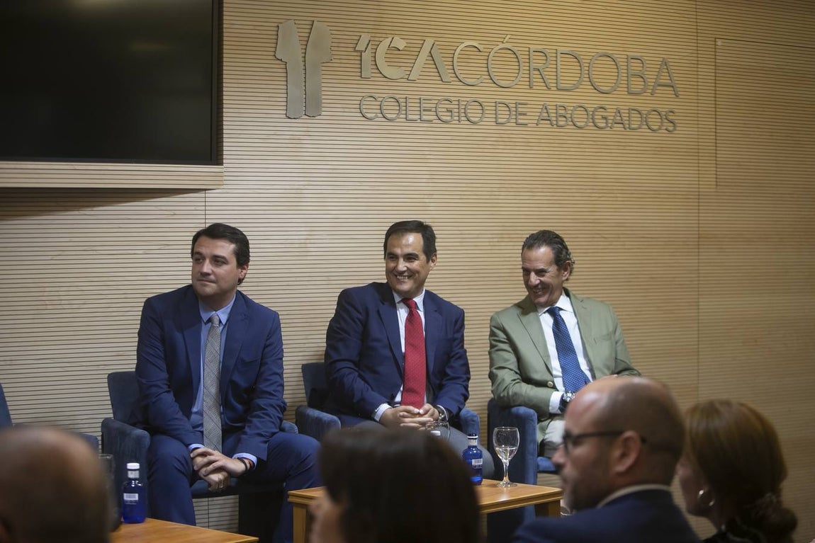 La charla de los alcaldes de Córdoba en el Colegio de Abogados, en imágenes