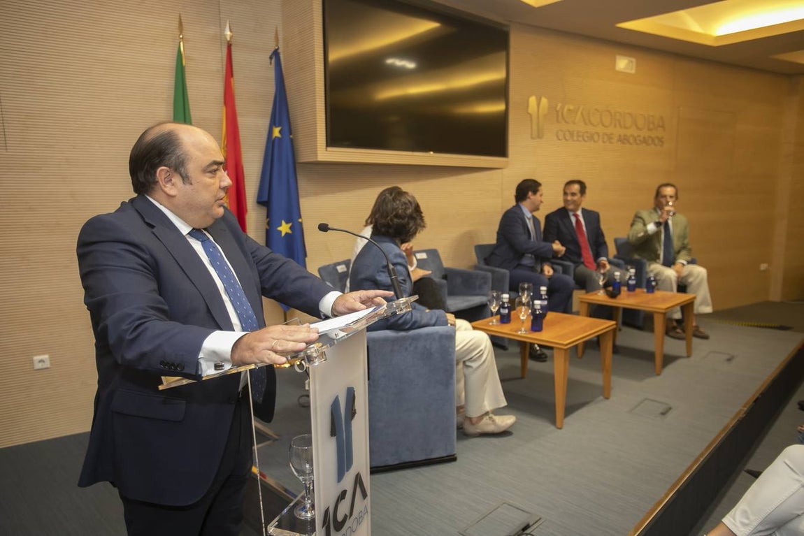 La charla de los alcaldes de Córdoba en el Colegio de Abogados, en imágenes