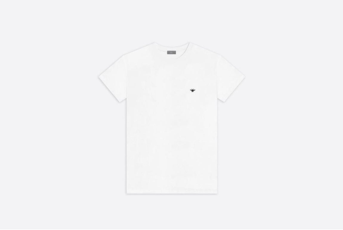 Camiseta de cuello redondo en algodón blanco. Destaca por su bordado "Abeja" negro en el pecho, que personaliza esta prenda y garantiza un look moderno e informal (precio: 350€).