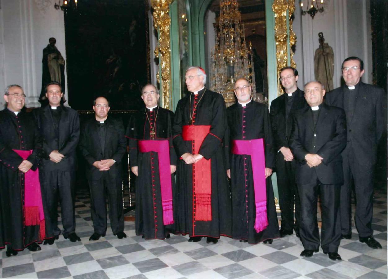 El arzobispo, junto a don Carlos Amigo y don Santiago Gómez Sierra, entre otros compañeros