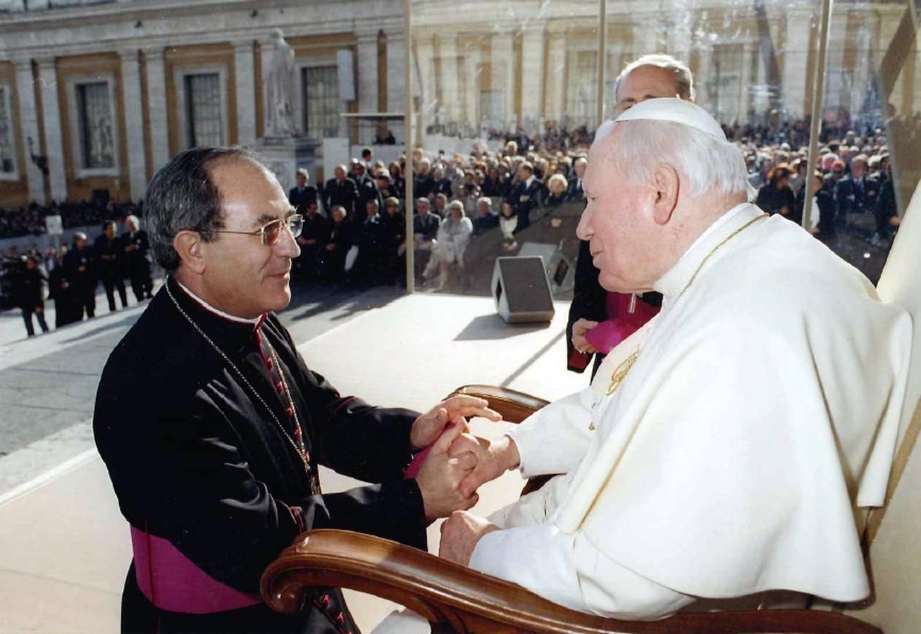 Monseñor Asenjo saluda al papa Juan Pablo II