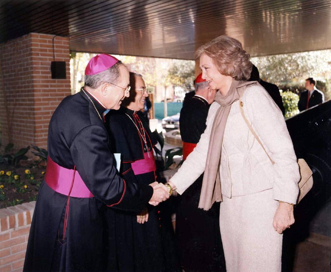 Monseñor Asenjo saluda a la Reina Sofía