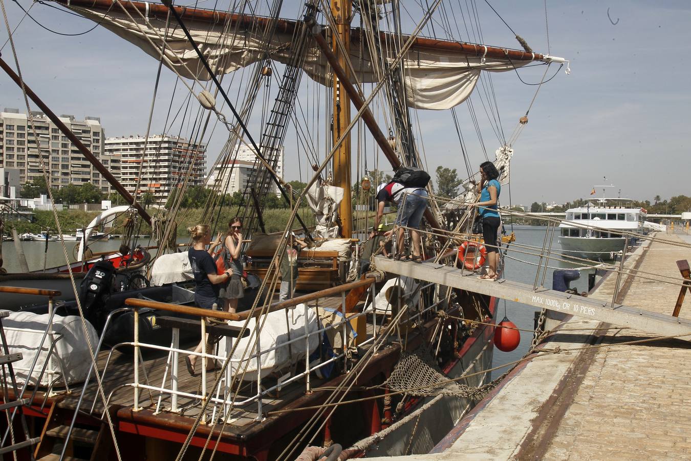 En imágenes, el Bark Europa atraca en Sevilla