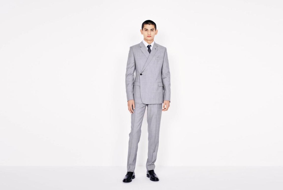 Traje "Tailleur Oblique" de un solo botón con solapa de muesca de sarga de lana gris (precio: 2.950€)