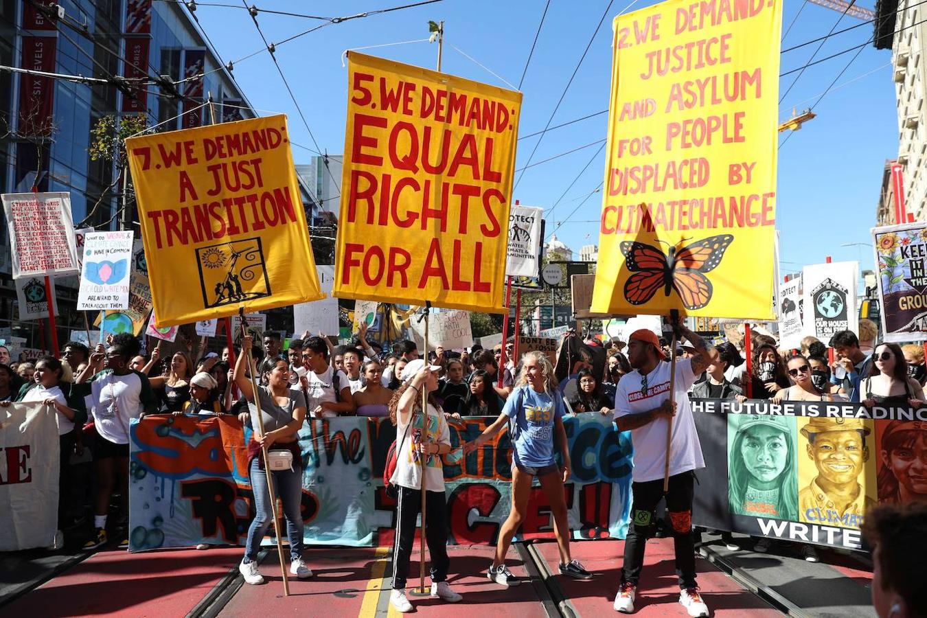 Cientos de personas participan en una protesta en San Francisco, California (EE.UU.).. 