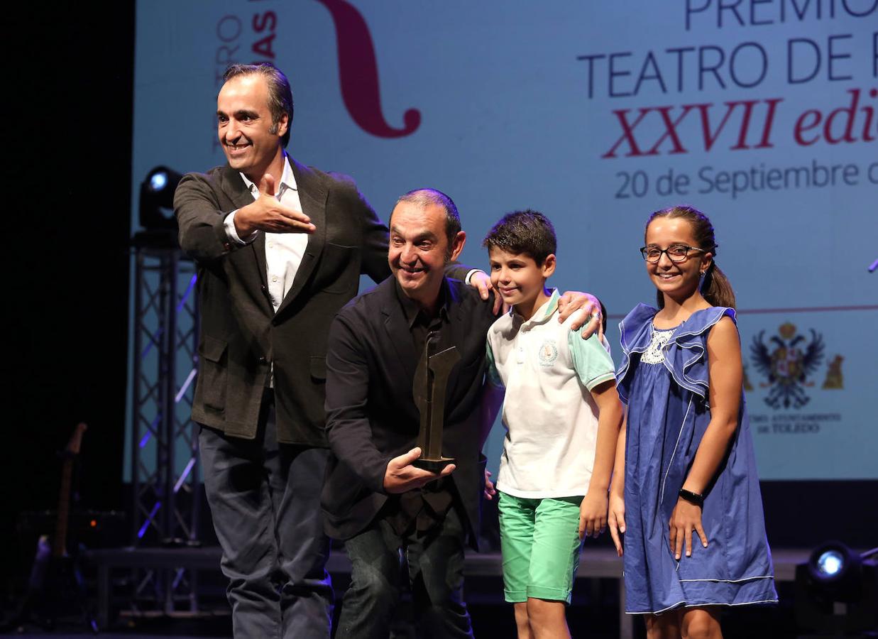 Dos niños toledanos fueron los encargados de entregar el premio por «El lago de los cisnes». 