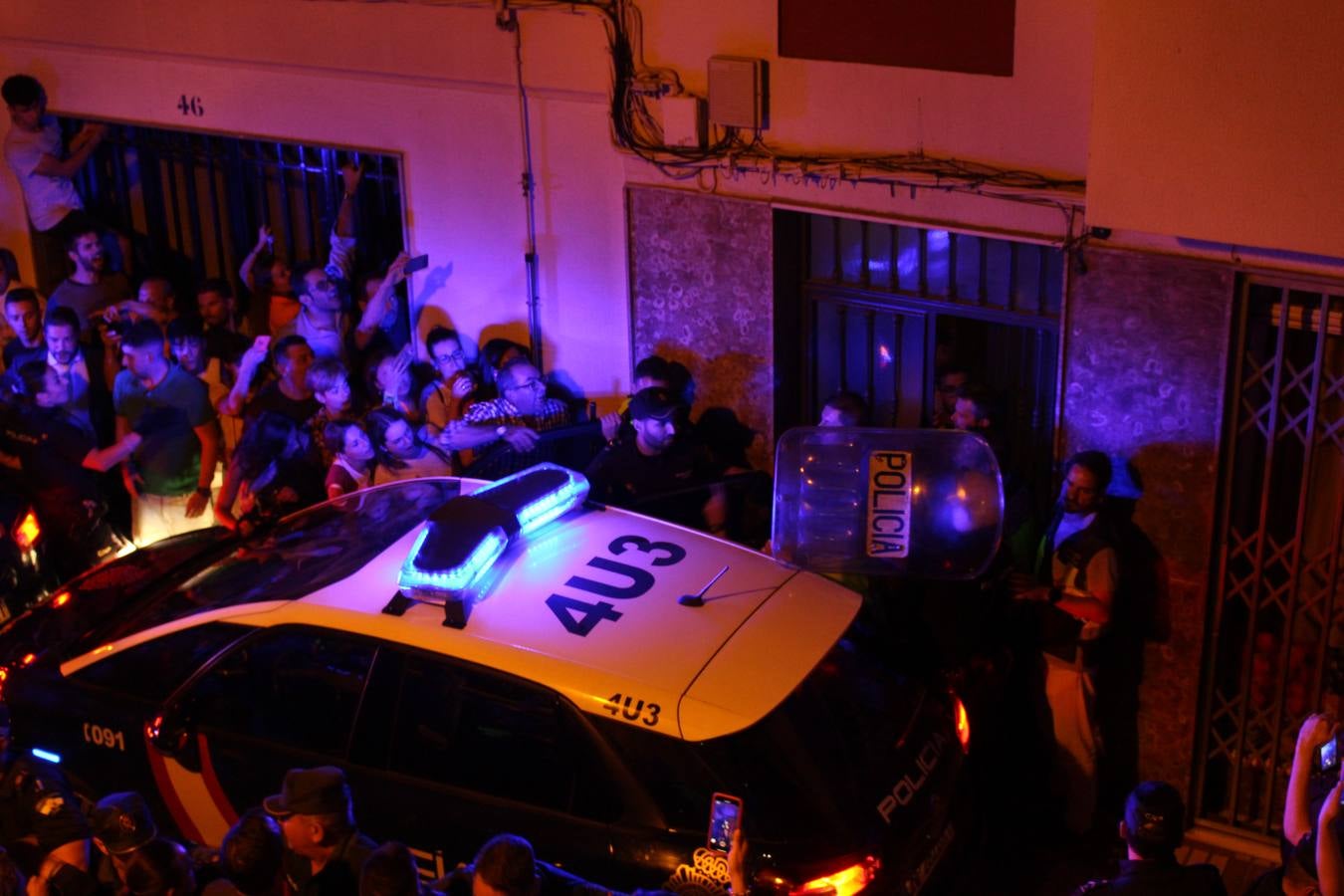 Crimen de Cabra | Así ha sido la tensa salida de uno de los detenidos