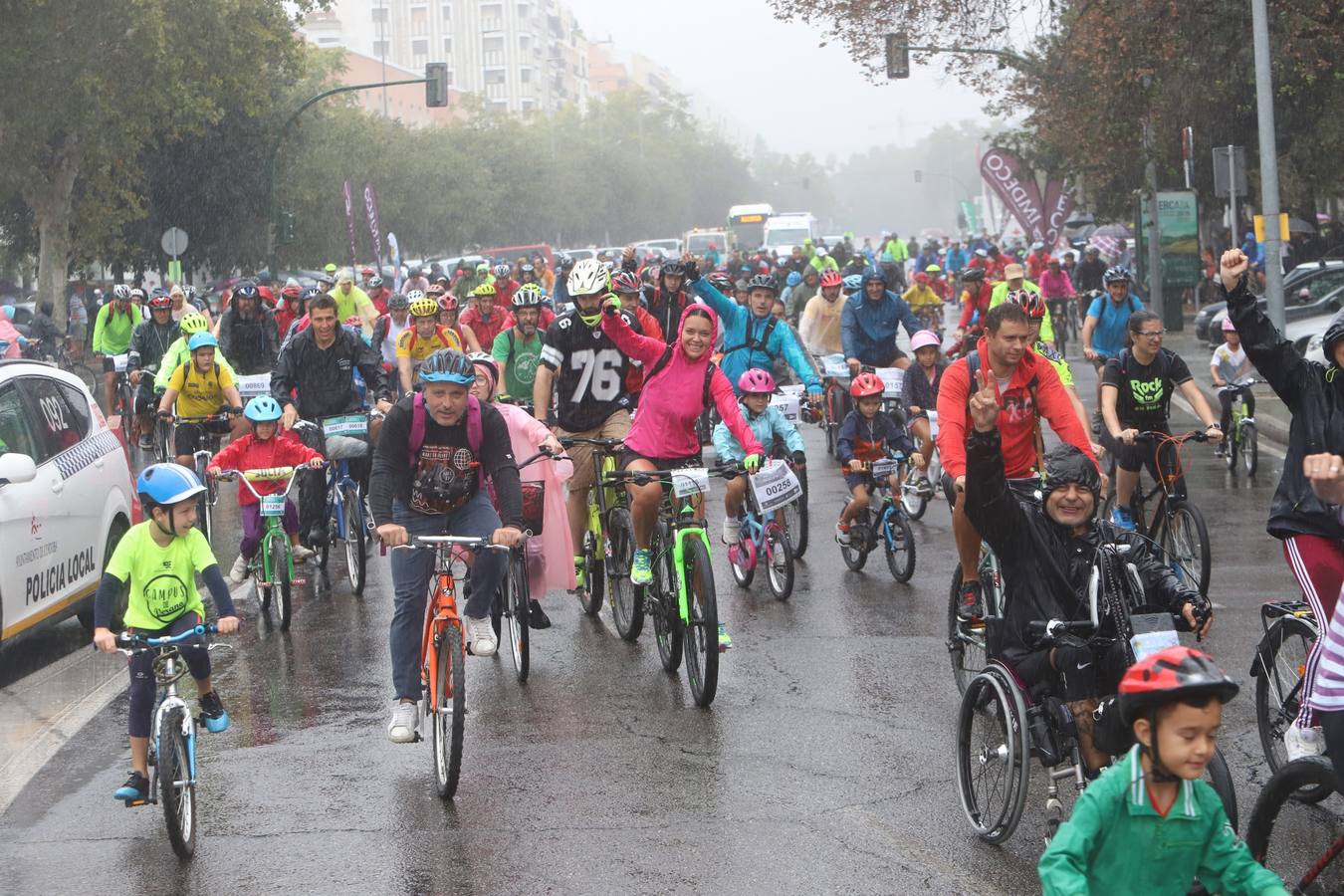 La Fiesta de la Bicicleta en Córdoba bajo la lluvia, en imágenes