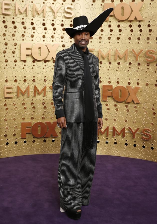 Billy Porter con un traje metálico de Michael Kors Couture y unas plataformas de Rick Owen. 