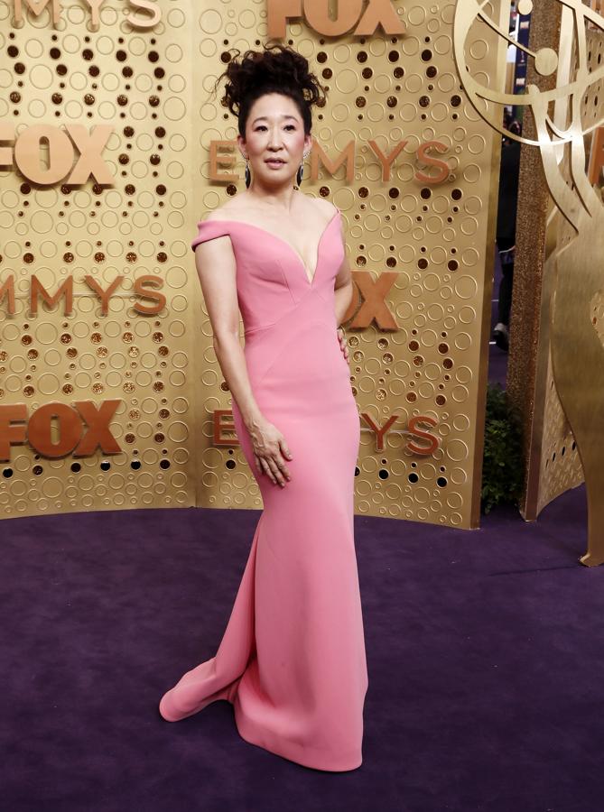 Sandra Oh, espectacular con un diseño de Zac Posen en rosa. 