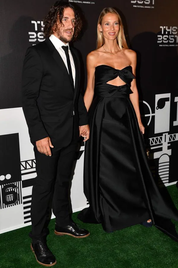 Tanto Carles Puyol como Vanessa Lorenzo optaron por el color negro para sus outfits. 