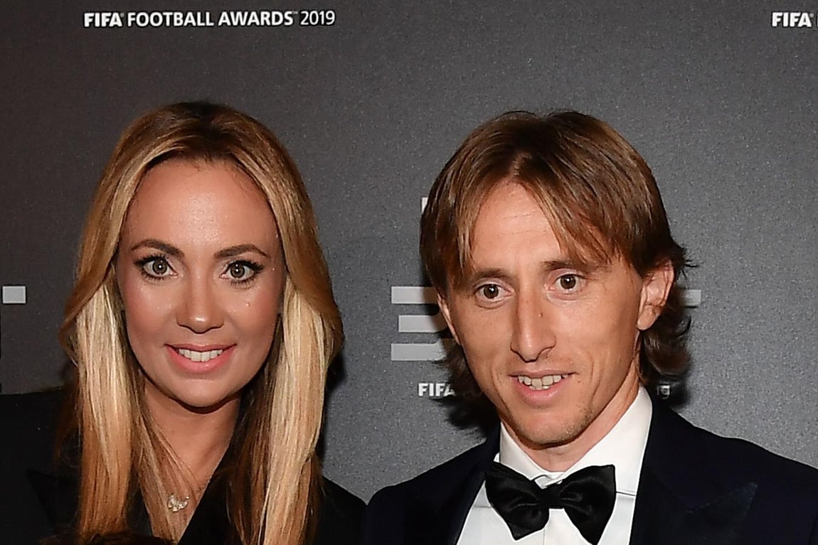 Luka Modric eligió un esmoquin en color azul marino con la solapa en negro. Su mujer, Vanja Bosnia, lució un sencillo traje de chaqueta negro con tejido efecto esmoquin. 