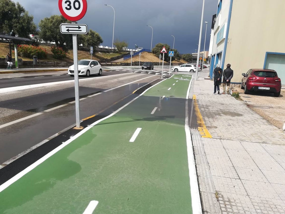 FOTOS: El carril bici de Cádiz, lleno de charcos