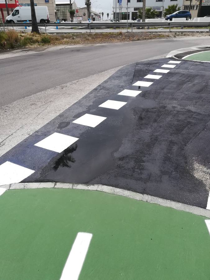 FOTOS: El carril bici de Cádiz, lleno de charcos