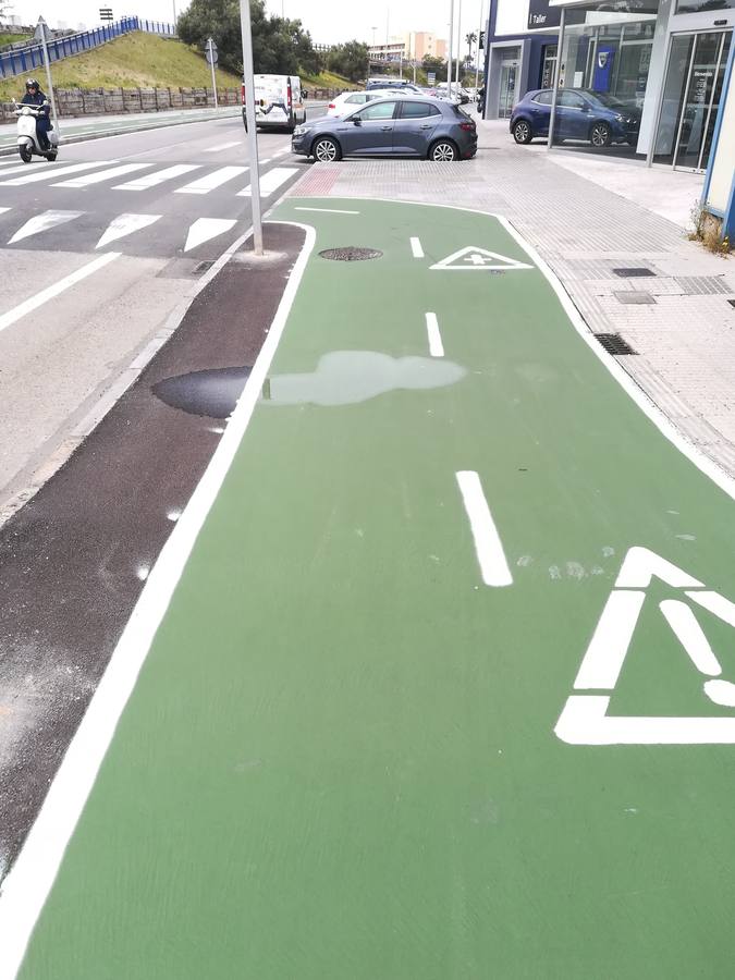 FOTOS: El carril bici de Cádiz, lleno de charcos