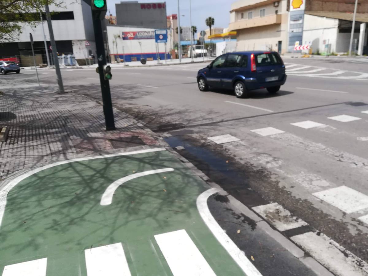 FOTOS: El carril bici de Cádiz, lleno de charcos