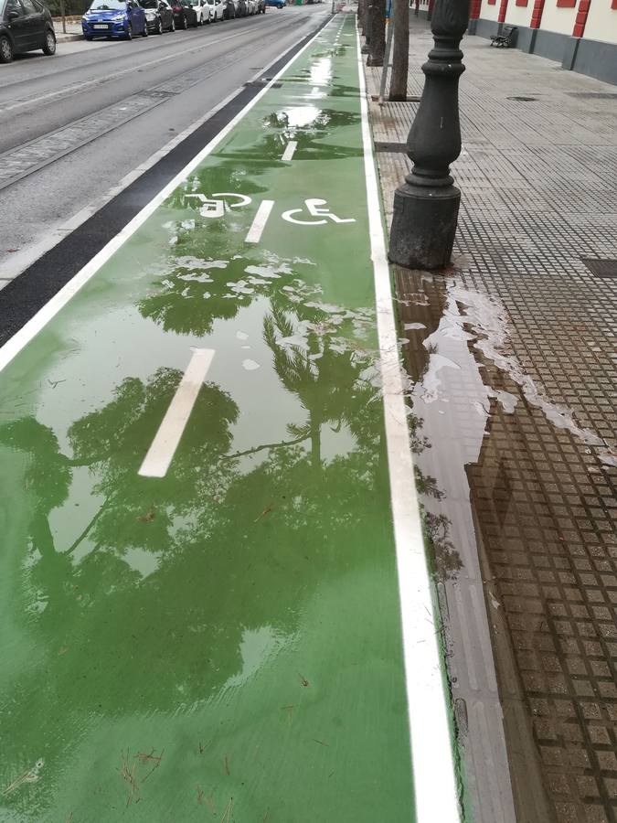 FOTOS: El carril bici de Cádiz, lleno de charcos