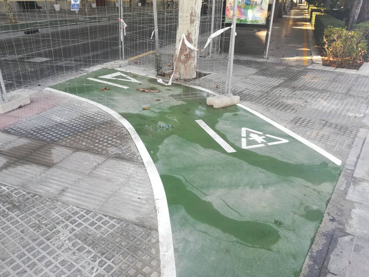 FOTOS: El carril bici de Cádiz, lleno de charcos