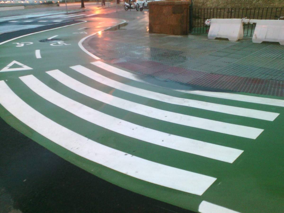 FOTOS: El carril bici de Cádiz, lleno de charcos