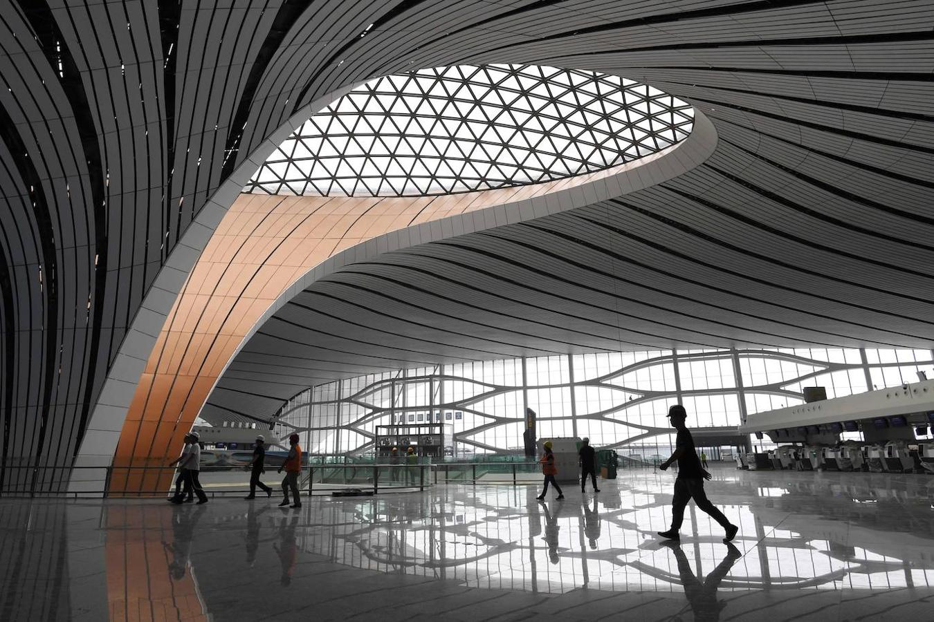 El aeropuerto internacional de Beijing Daxing, el mayor del mundo. Tiene siete pistas y una terminal en forma de estrella que ocupa casi cien campos de fútbol