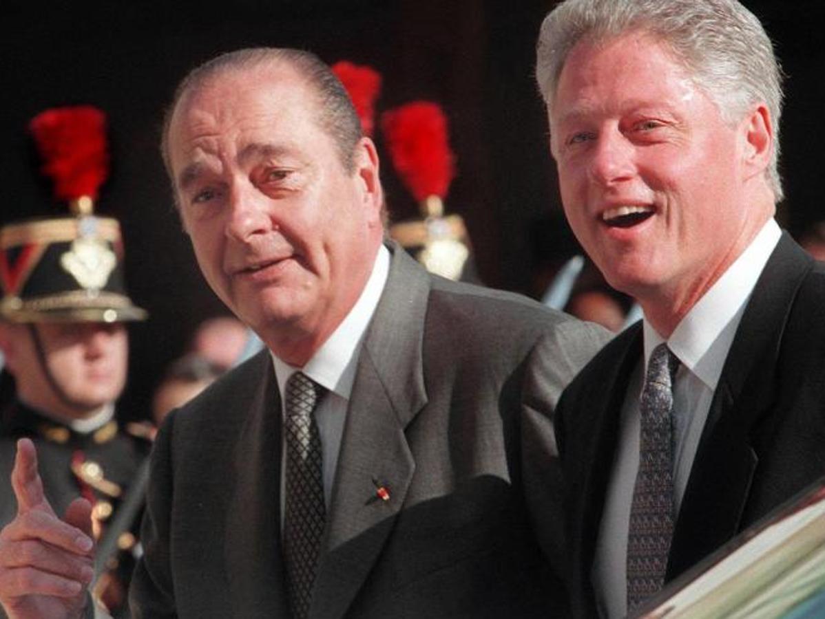 Bill Clinton entrando al Palacio de París junto al expresidente francés en 1997. 