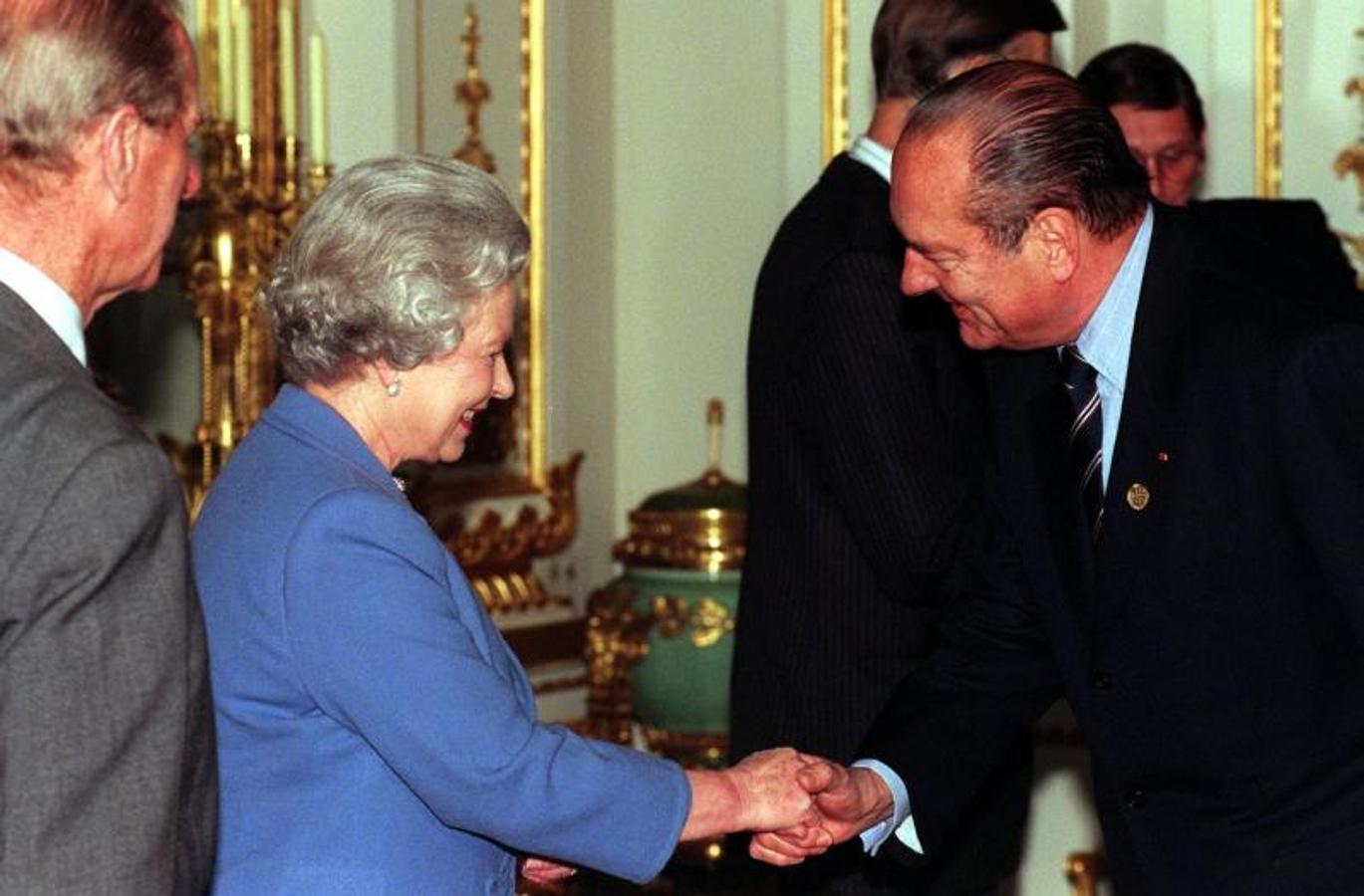 Encuentro con la Reina Isabel II en el Palacio de Buckingham, 1998. 
