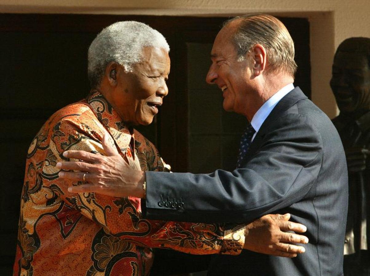 Chirac saludando a Nelson Mandela en Johannesburg, Sudáfrica, 2004. 