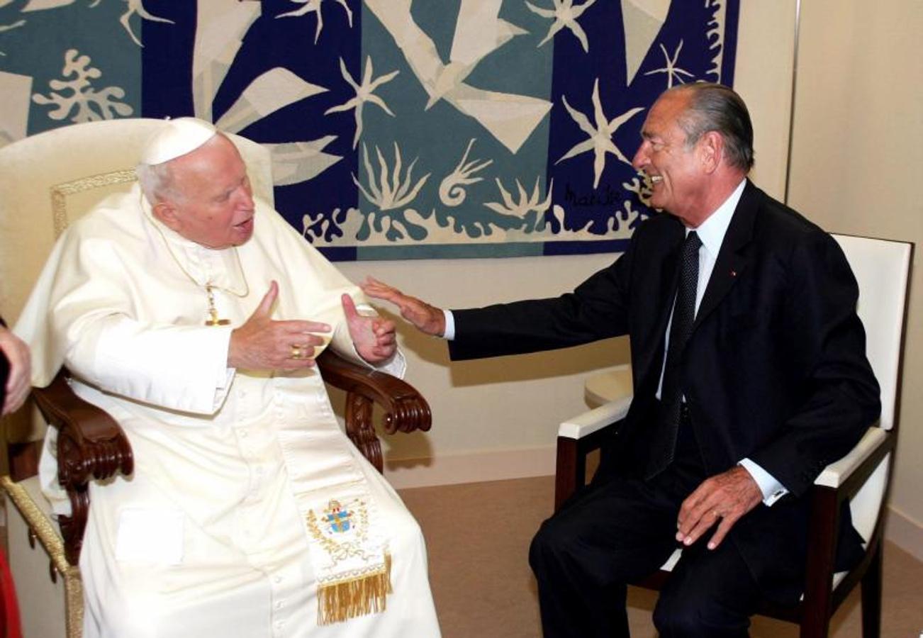 El Papa Juan Pablo II junto con el expresidente francés en el aeropuerto de Tarbes, Francia, en el año 2004. 