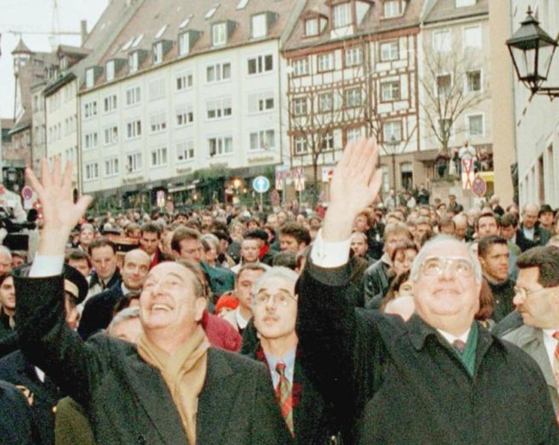 Chirac junto a Helmut Kohl, excanciller de la República Federal de Alemania, en las calles de Nuremberg en 1996. 