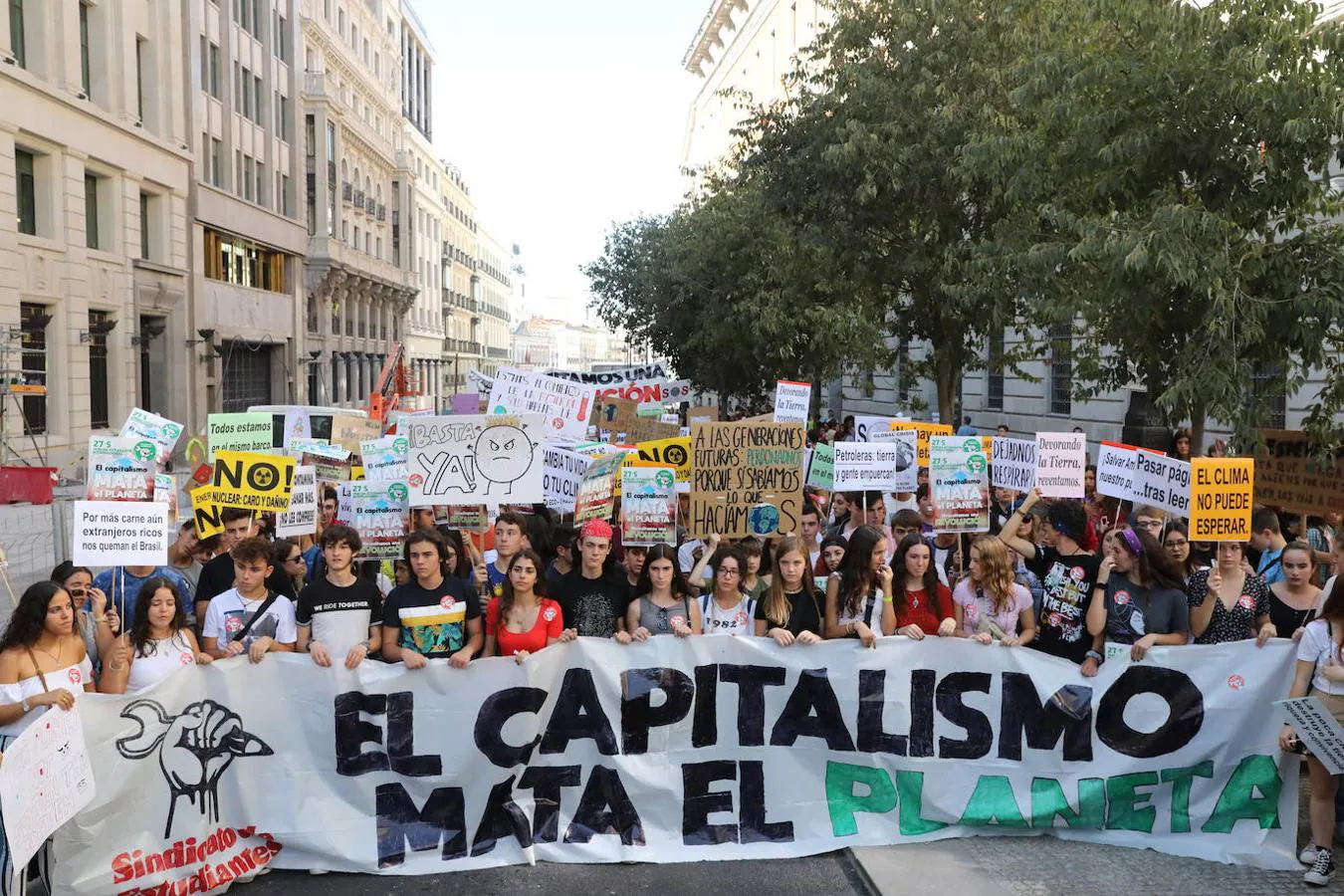 Jóvenes del Sindicato de Estudiantes sujetan una gran pancarta en la que se lee «El capitalismo mata el planeta» durante la manifestación por la Huelga Mundial por el Clima en Madrid. 