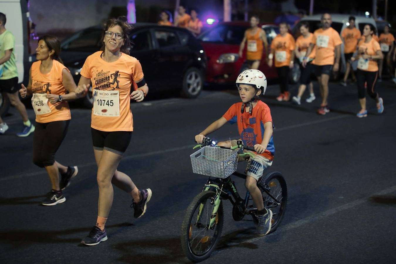 ¿Has corrido la Carrera Nocturna de Sevilla? Búscate en las fotos (II)