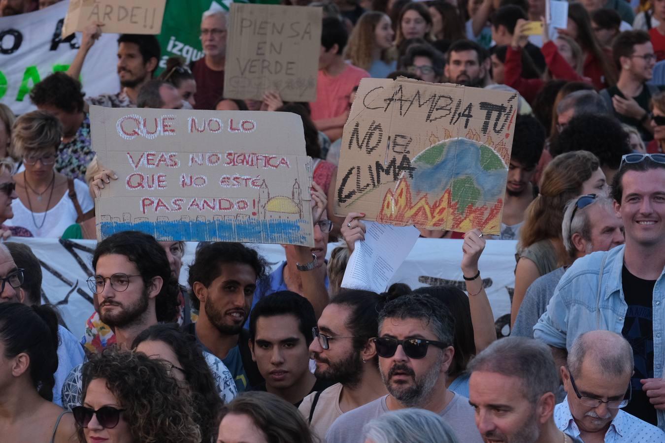 Unos 3.000 gaditanos se manifiestan por el clima