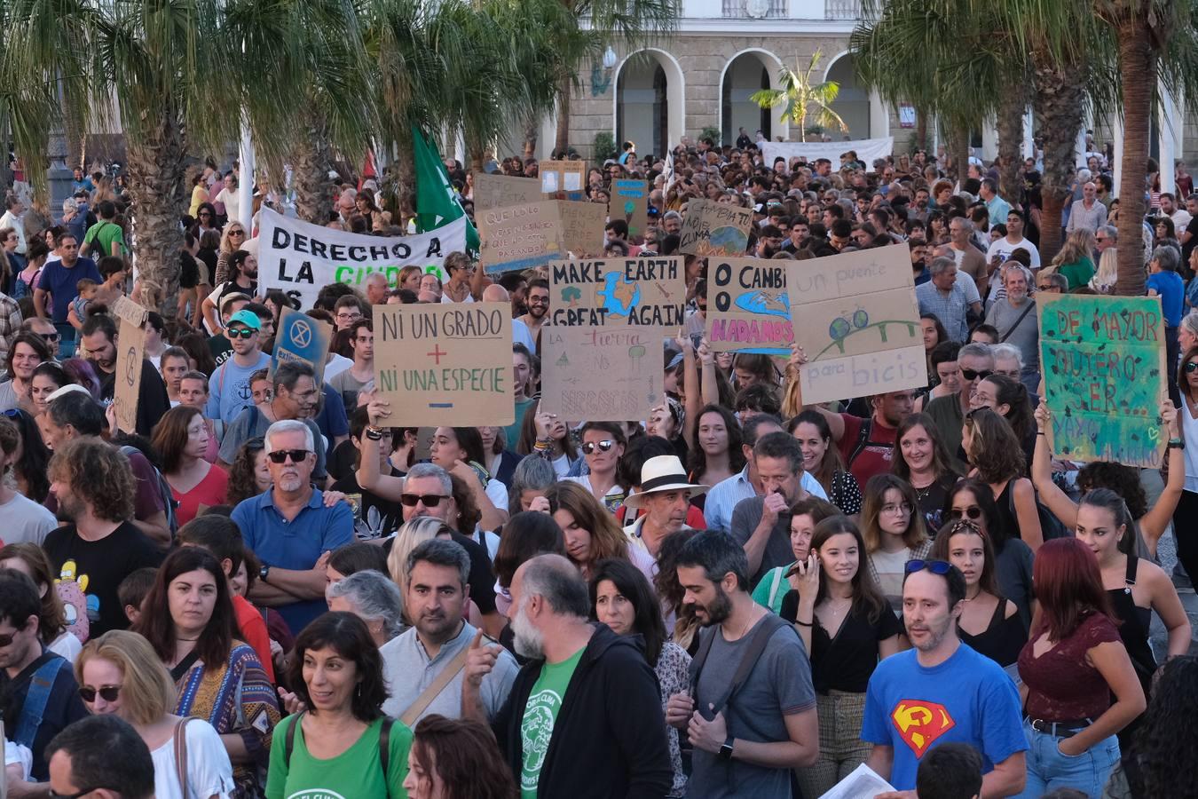 Unos 3.000 gaditanos se manifiestan por el clima