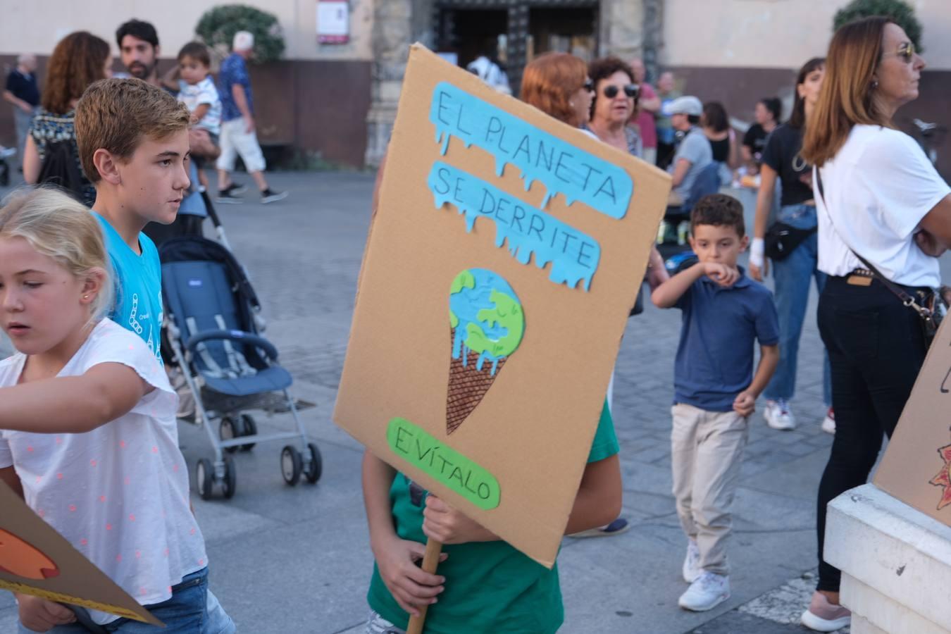 Unos 3.000 gaditanos se manifiestan por el clima