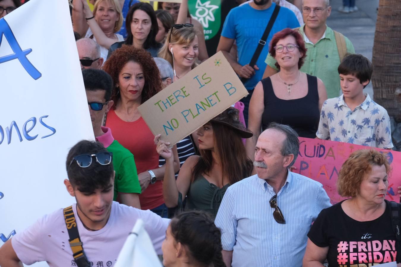 Unos 3.000 gaditanos se manifiestan por el clima