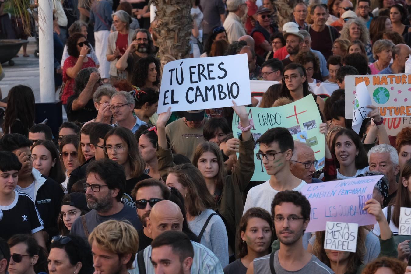 Unos 3.000 gaditanos se manifiestan por el clima