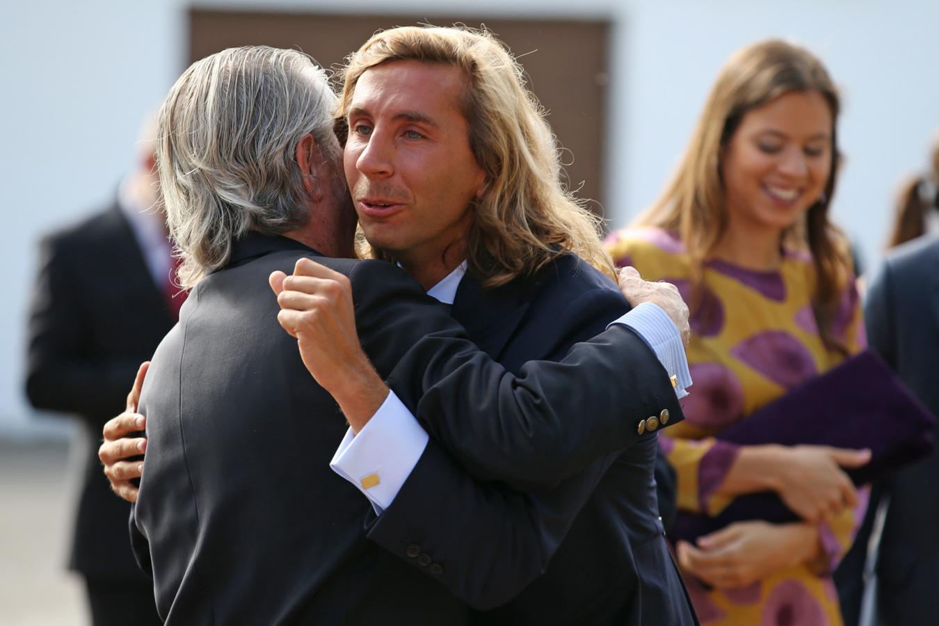 El novio muy emcionado. Luis Giménez minutos antes de entrar a la iglesia en la que ha dado el «sí, quiero» a la mediana de las hermanas Pombo