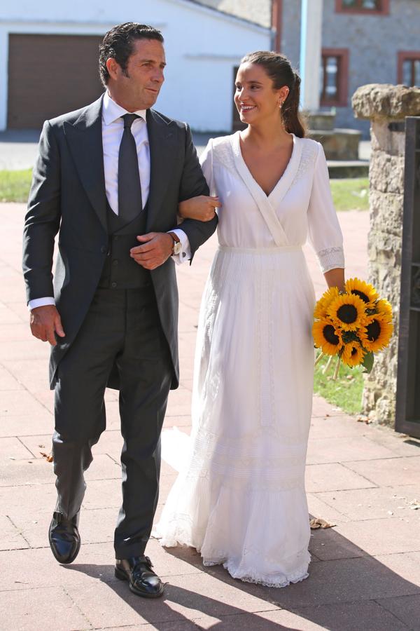 La novia llegando a la iglesia. Marta Pombo llegando a la iglesia donde ha contraído matrimonio con Luis Giménez