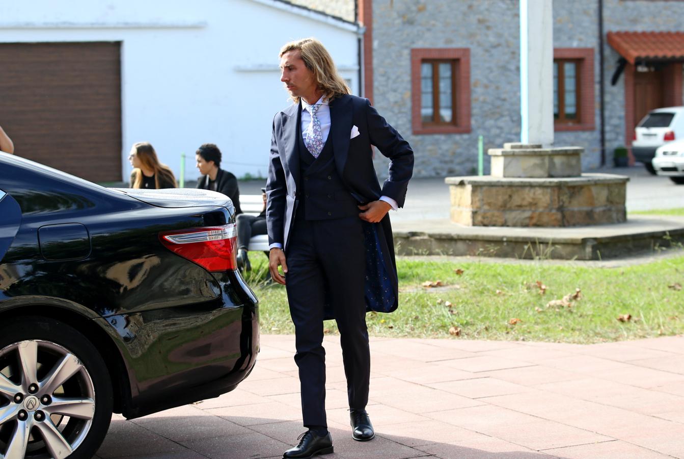 El novio llegando a la ceremonia. Luis Giménez llegando a la iglesia donde ha contraído matrimonio con Marta Pombo