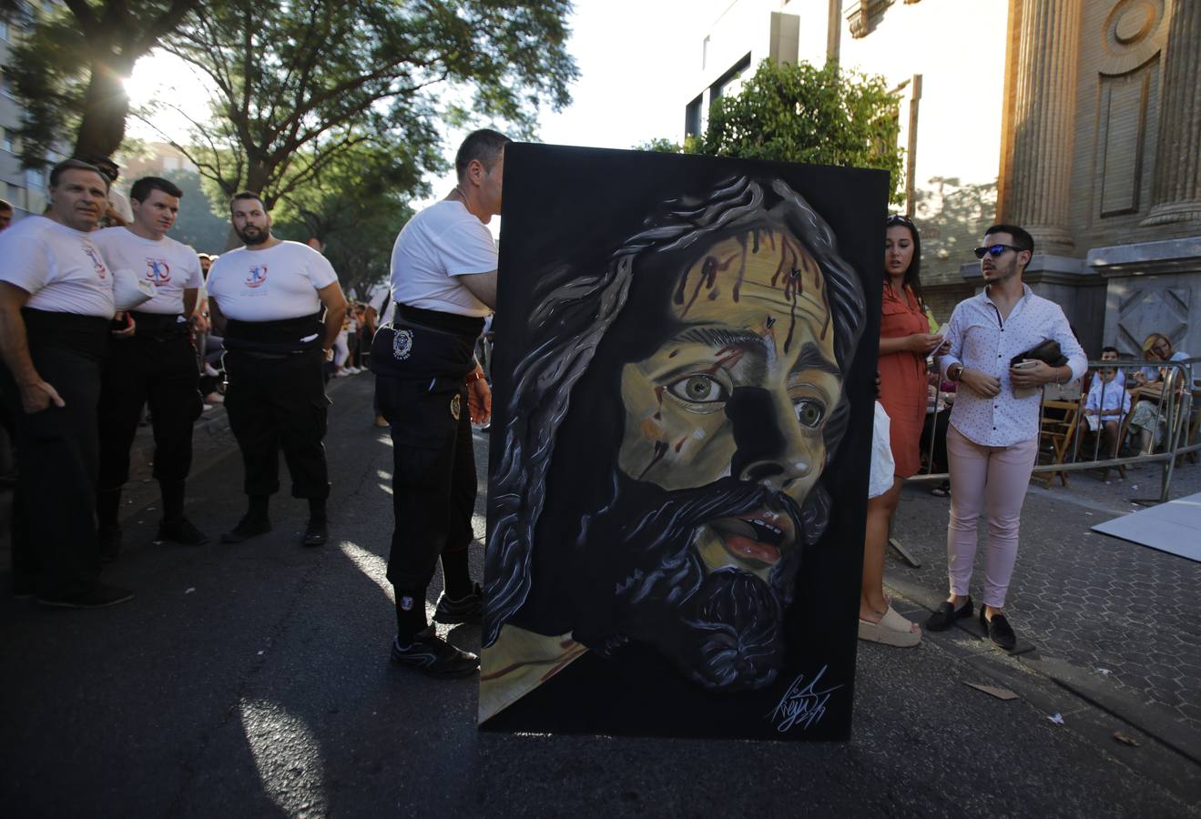 Salida extraordinaria del Cristo de la Sed, en imágenes