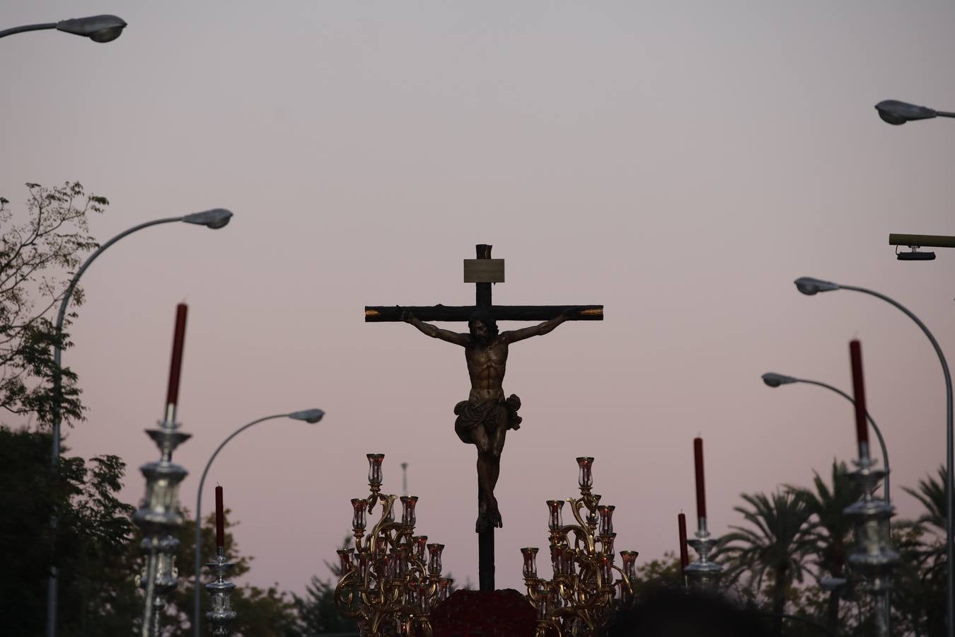 Salida extraordinaria del Cristo de la Sed, en imágenes